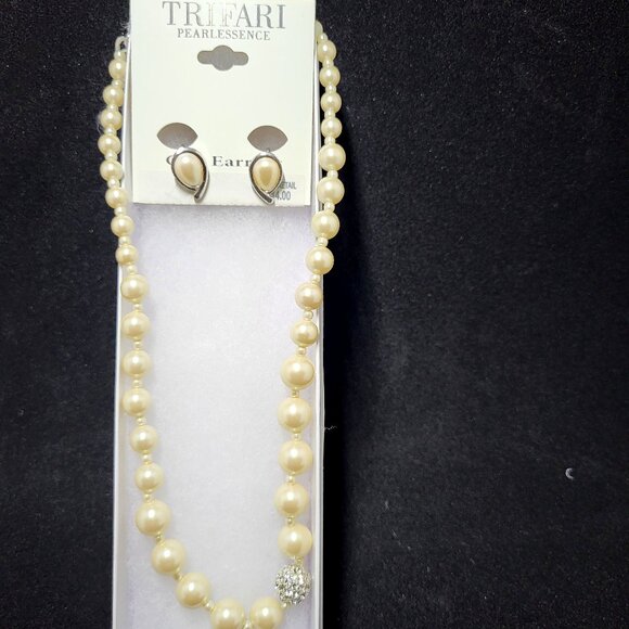 Pearl Clip Earrings and Matching 18 " necklace - Picture 1 of 5